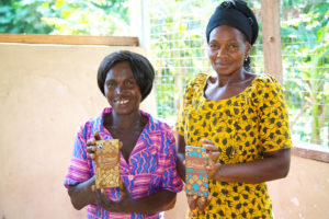 Image de Lucy Manu et Barikisu Adam tenant des tablettes de chocolat Divine