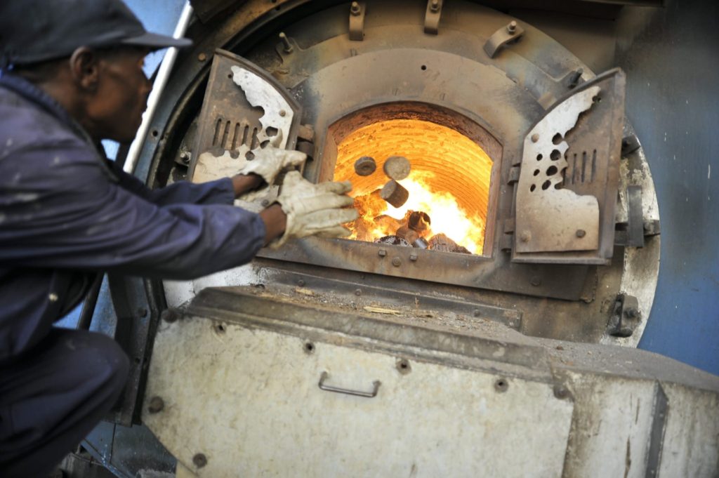 Image de la transformation du thé au moyen des briques de biomasse