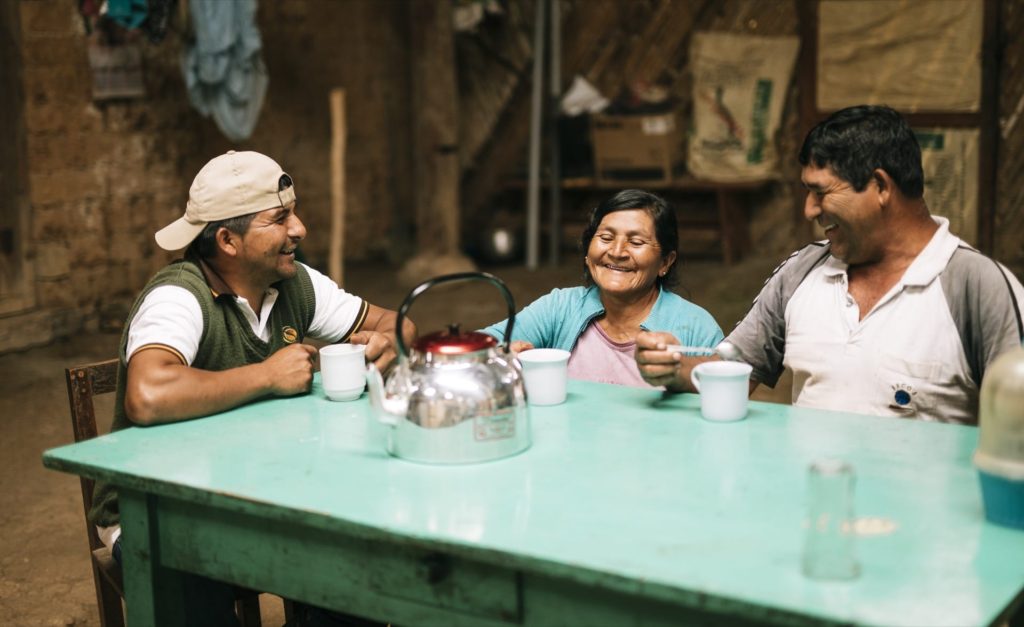 Photo d'Edgar Chasquero Ocaña (avec la veste sans manches) qui déguste une tasse de café