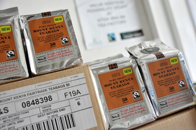 Image du thé Marks & Spencer, emballé par Iriaini dans leur nouvelle installation, qui a été partiellement financée par leur prime de commerce équitable