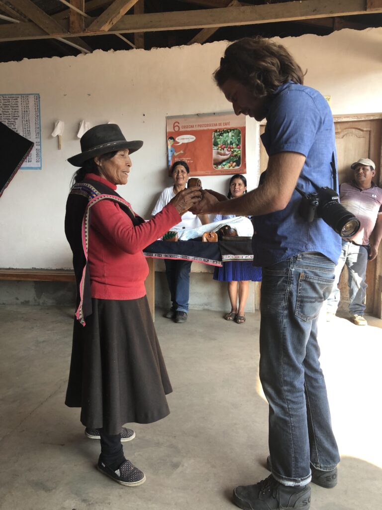 Joey Pittoello de Just Us! Coffee visite la Cooperativa Agraria Cafetelera Valle de Incahuasi, Pérou, 2019.